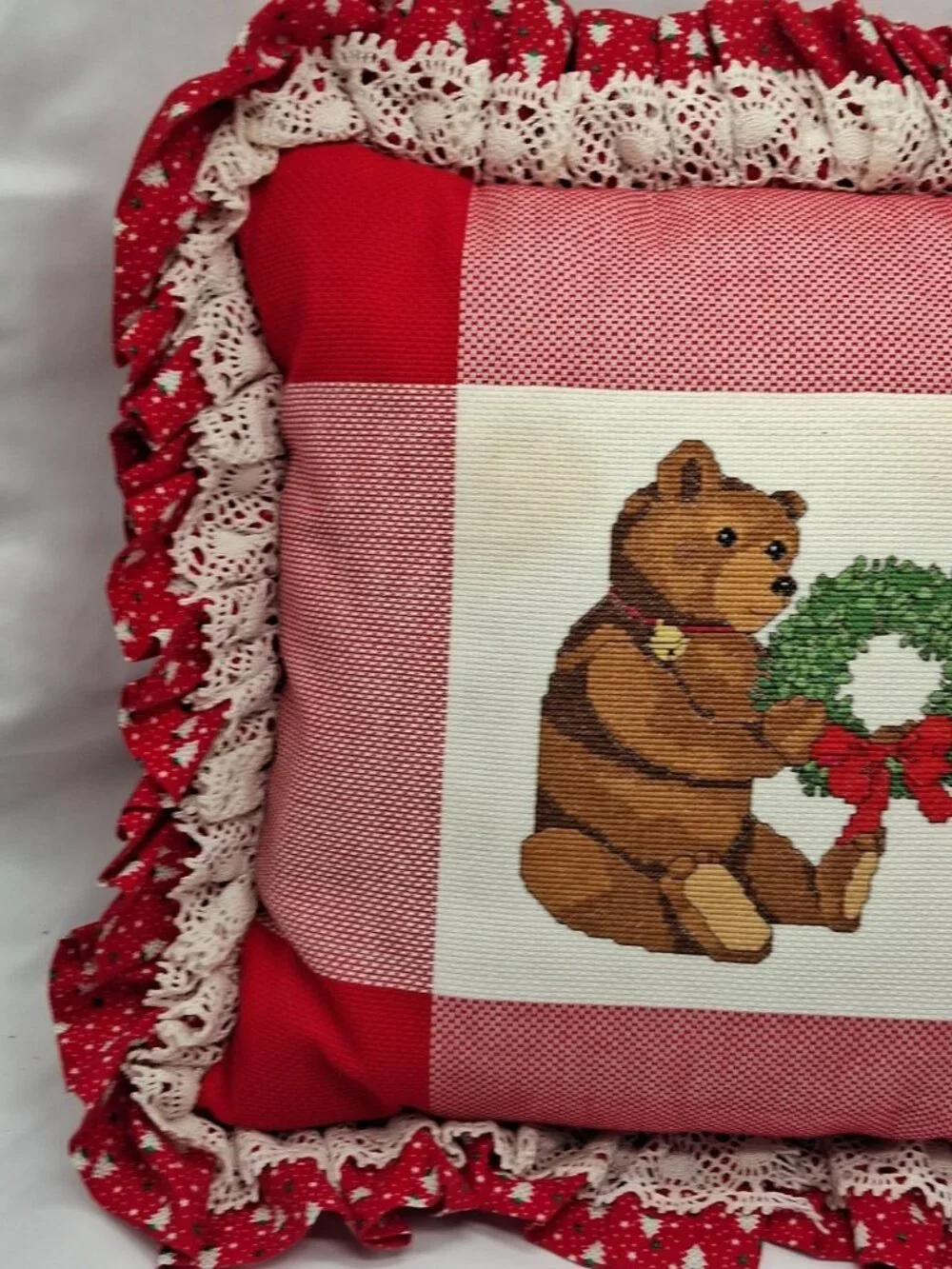 Cross Stitch CHRISTMAS Bear & Wreath  Needlepoint PILLOW 18